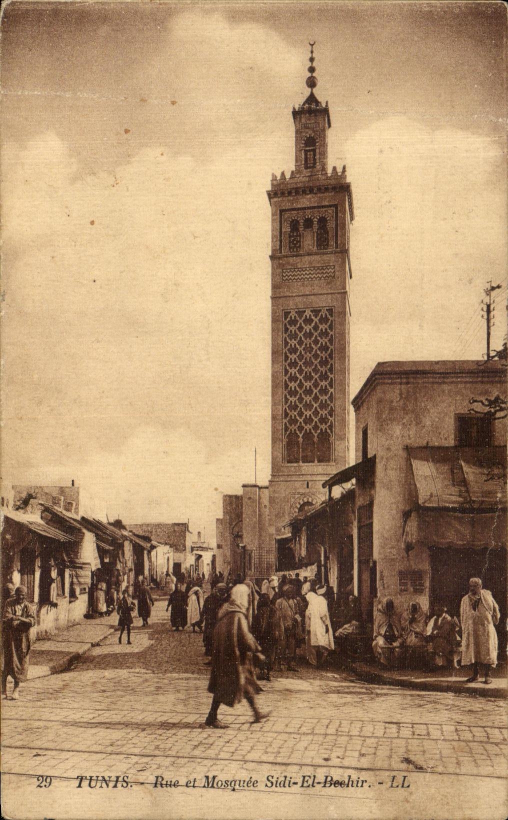CPA Tunis Rue et Mosquee Sidiel Beehir