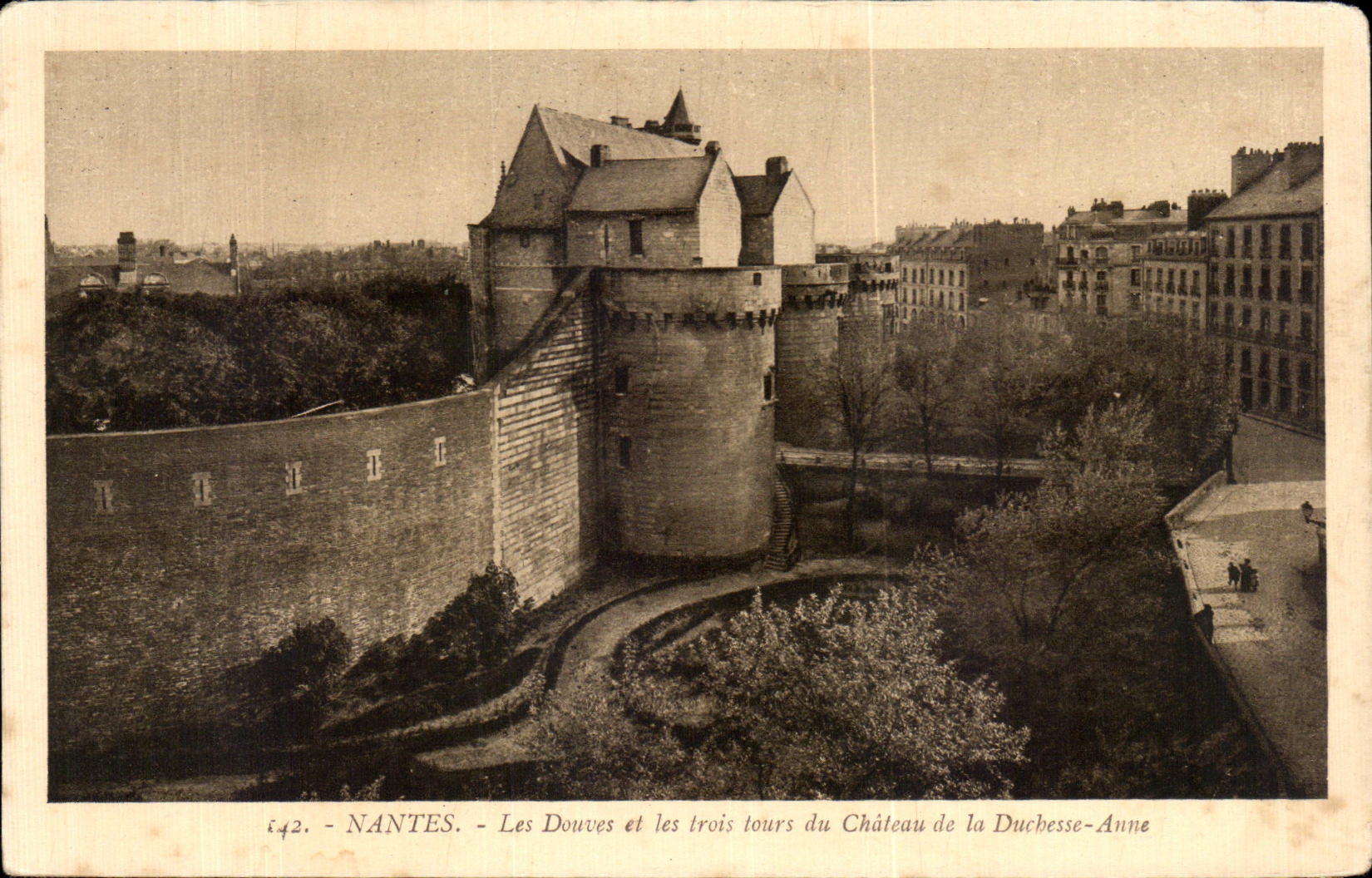CPA Nantes the Soft ones and three of the Castle of the Duchess Anne
