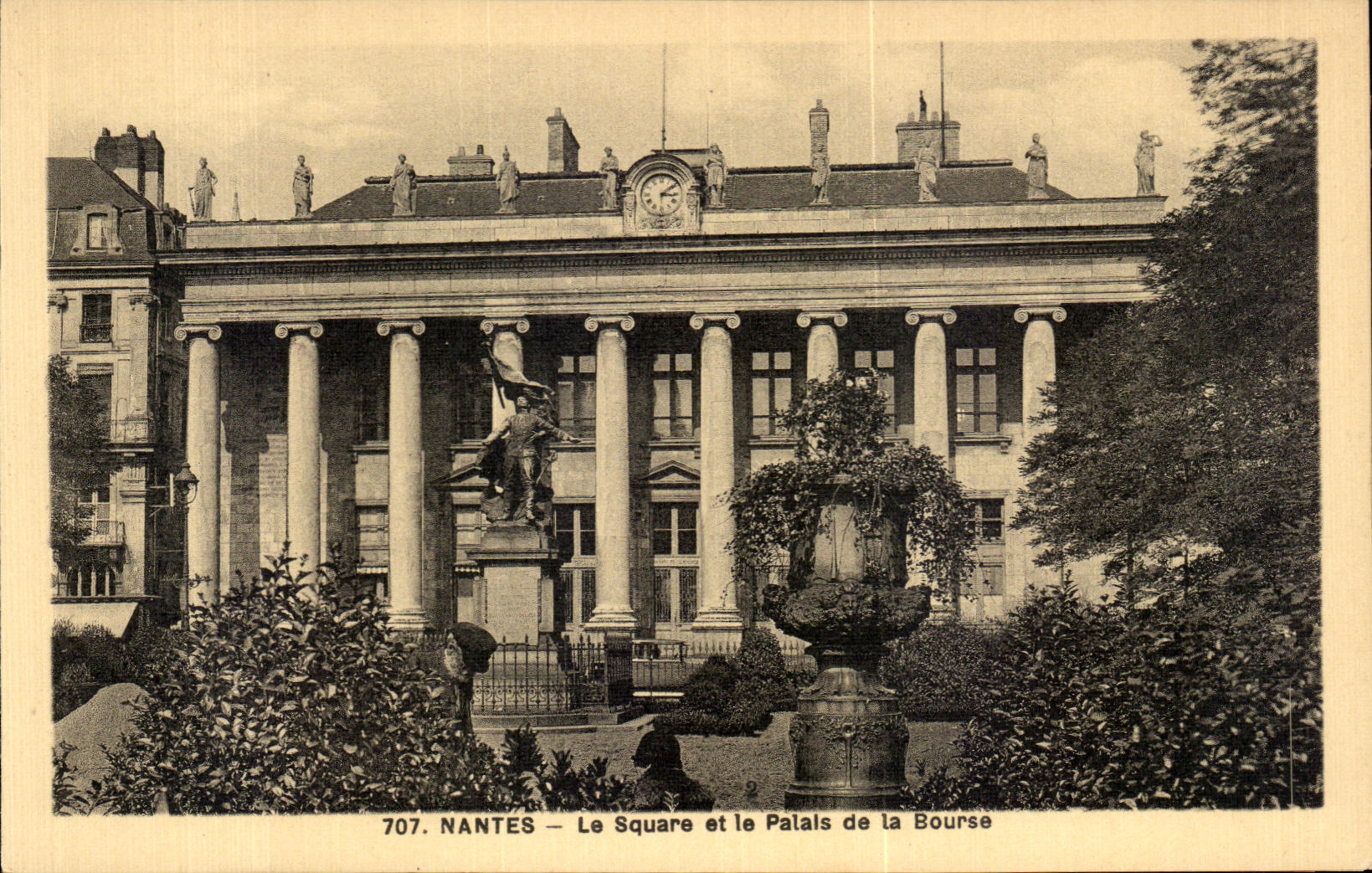 CPA Nantes the Public garden and the Palate of the Stock Exchange