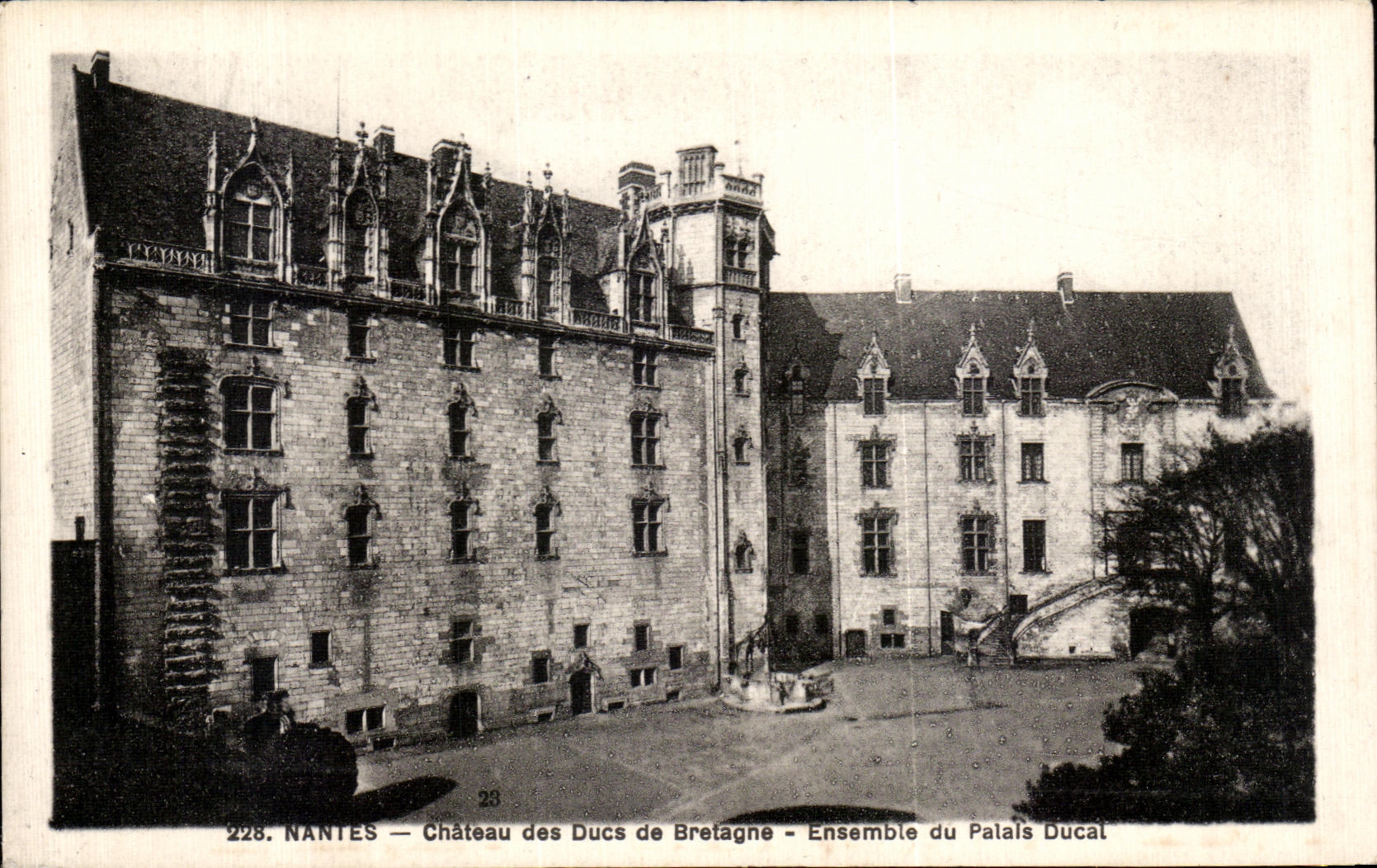 CPA Nantes Castle of Duces of Brittany Together of Ducal Palate