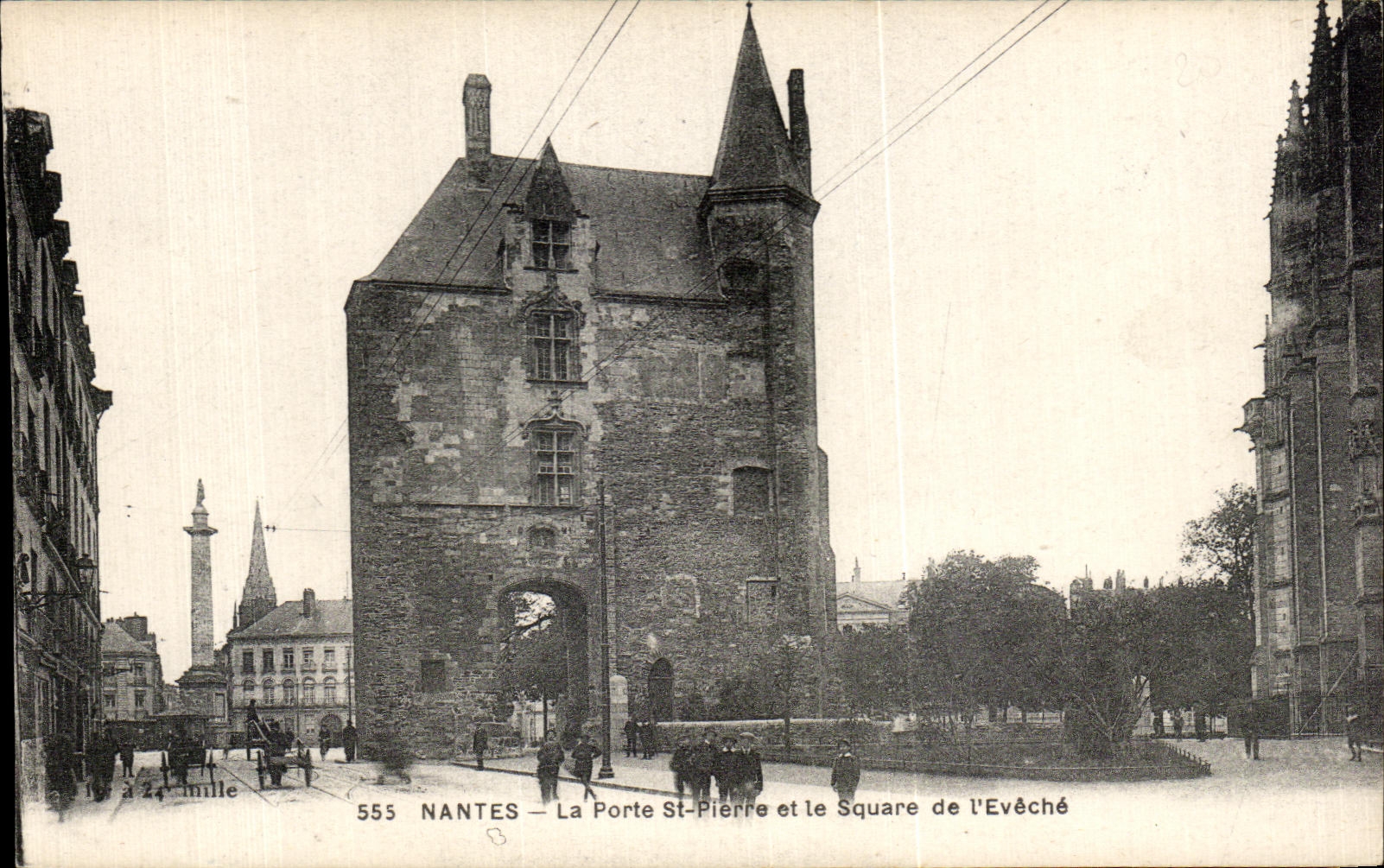 CPA Nantes the Gate St Pierre and the Public garden of I Eveche