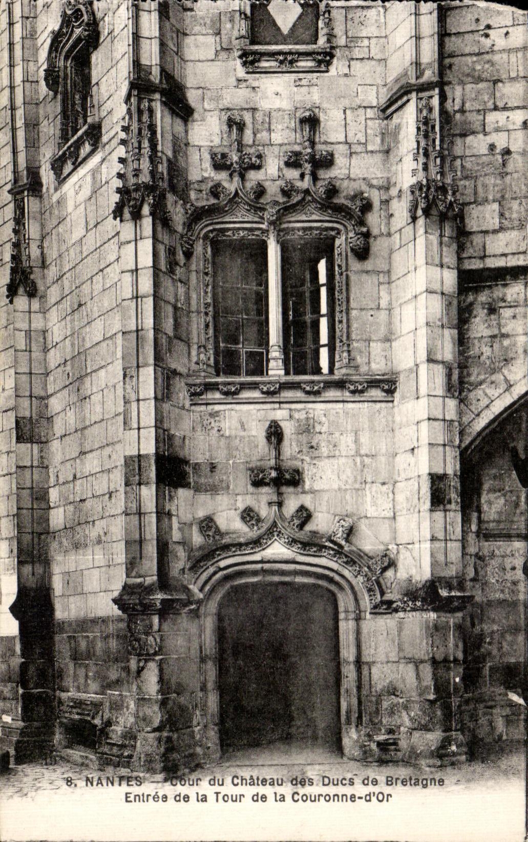 CPA Nantes Court of the Castle of the Dukes of Brittany Entrance of the tower of the Crown gold