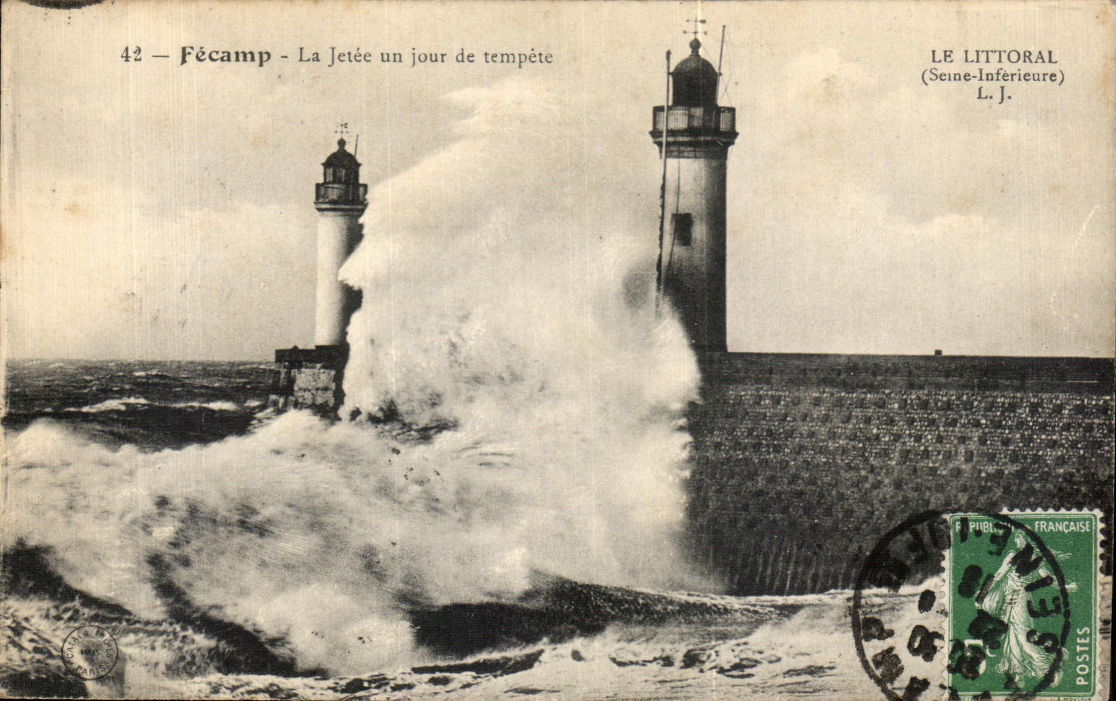 CPA Fecamp La Jetee un jour de tempete Phare Lighthouse