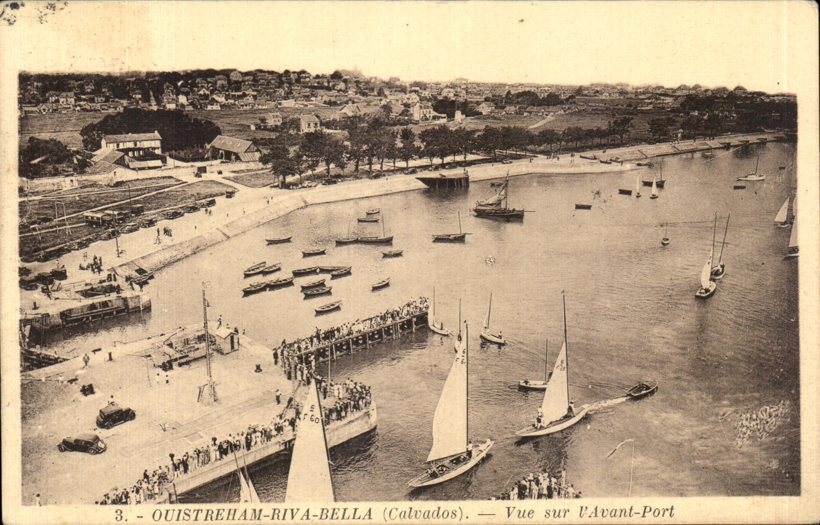 CPA Ouistreham Riva Bella Vue sur l avant Port Bateaux