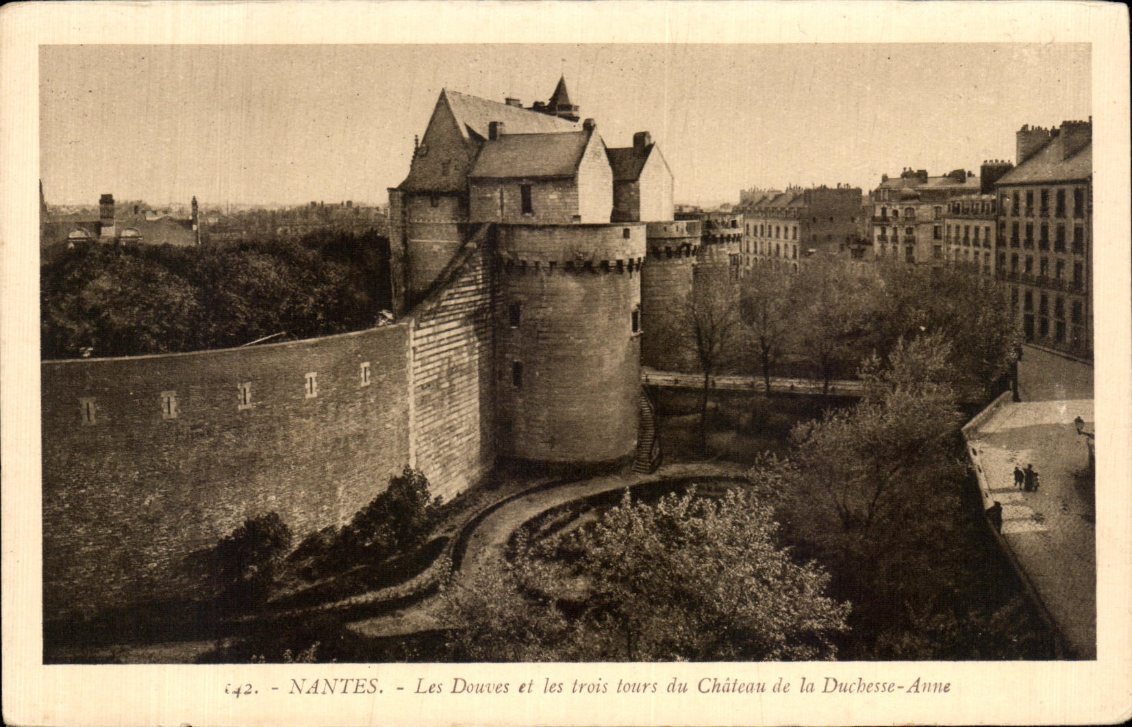 CPA Nantes Ditches and three turns of the Castle of the Duchess Anne