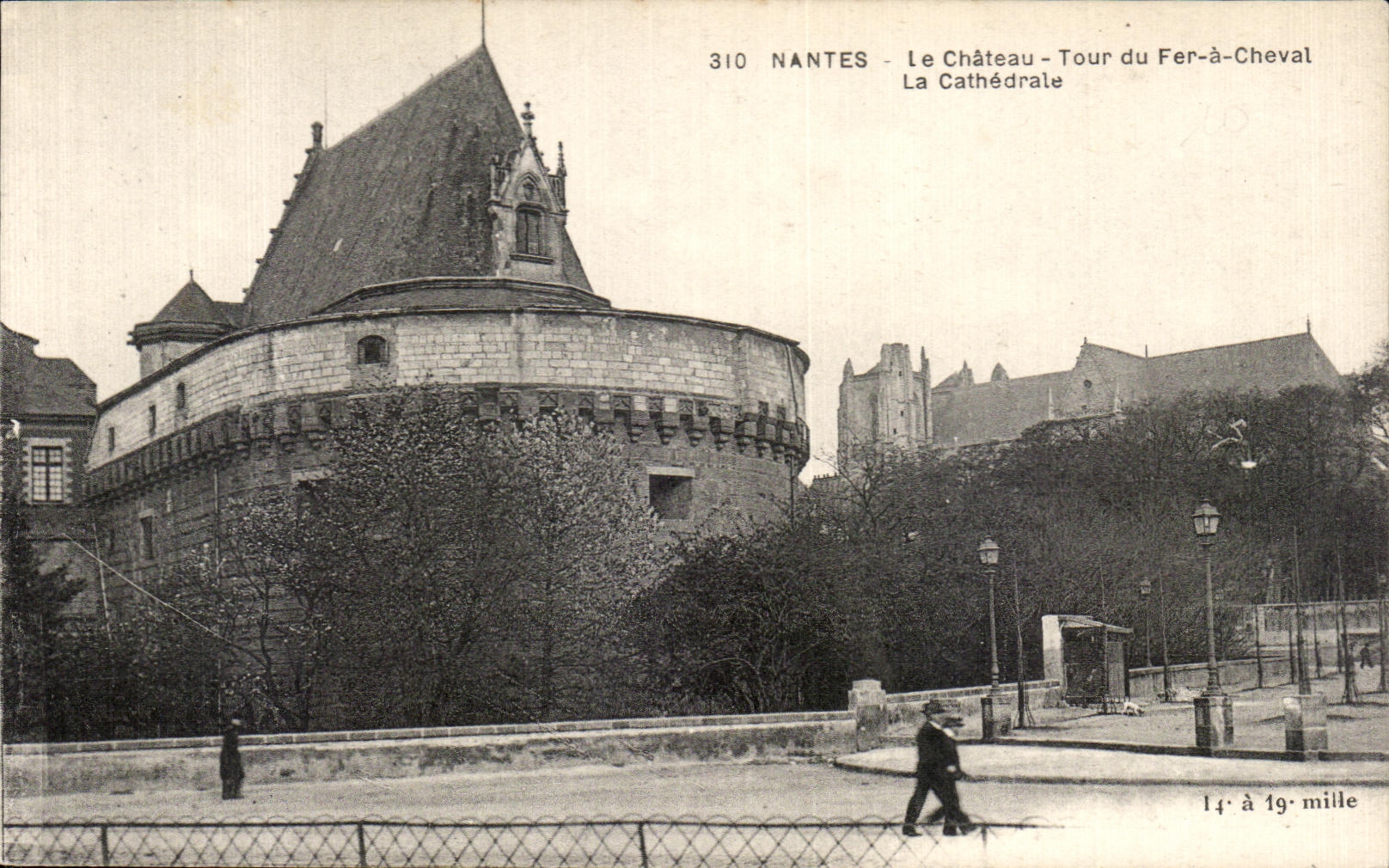 CPA Nantes the Castle Turn of the Horseshoe the Cathedral