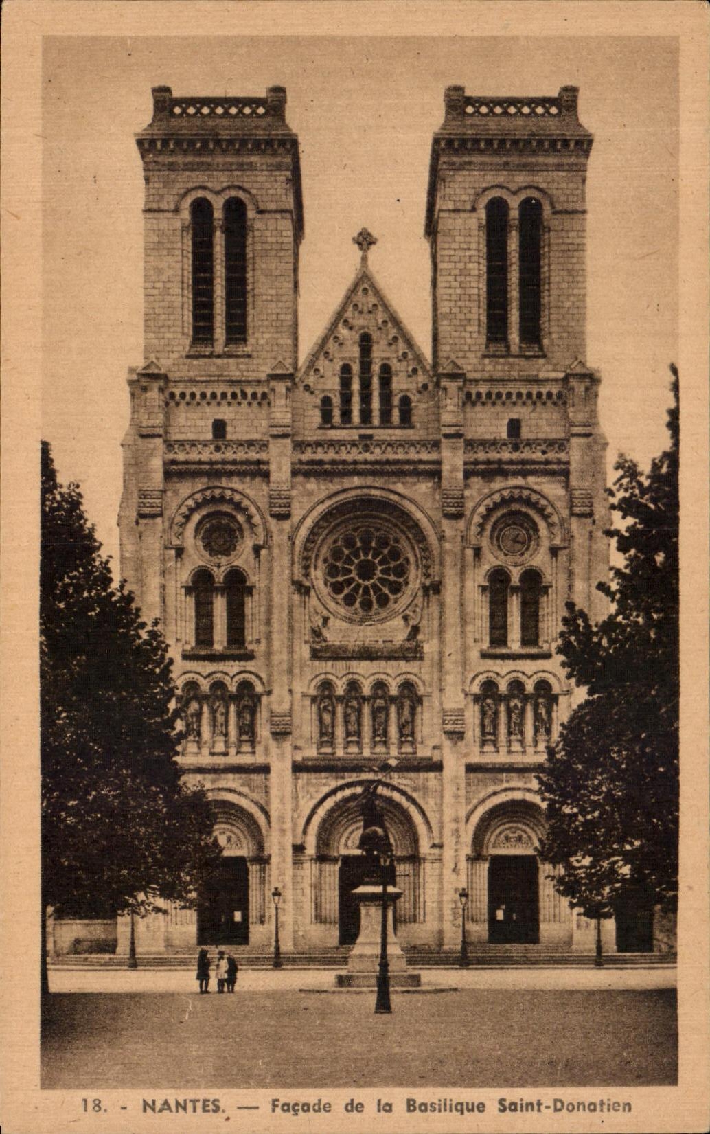 CPA Nantes Frontage of the Basilica Saint Donatien