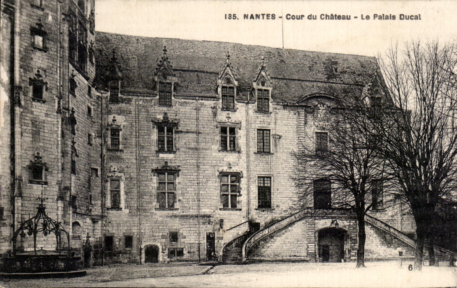 CPA Nantes Court of the Castle the Ducal Palate