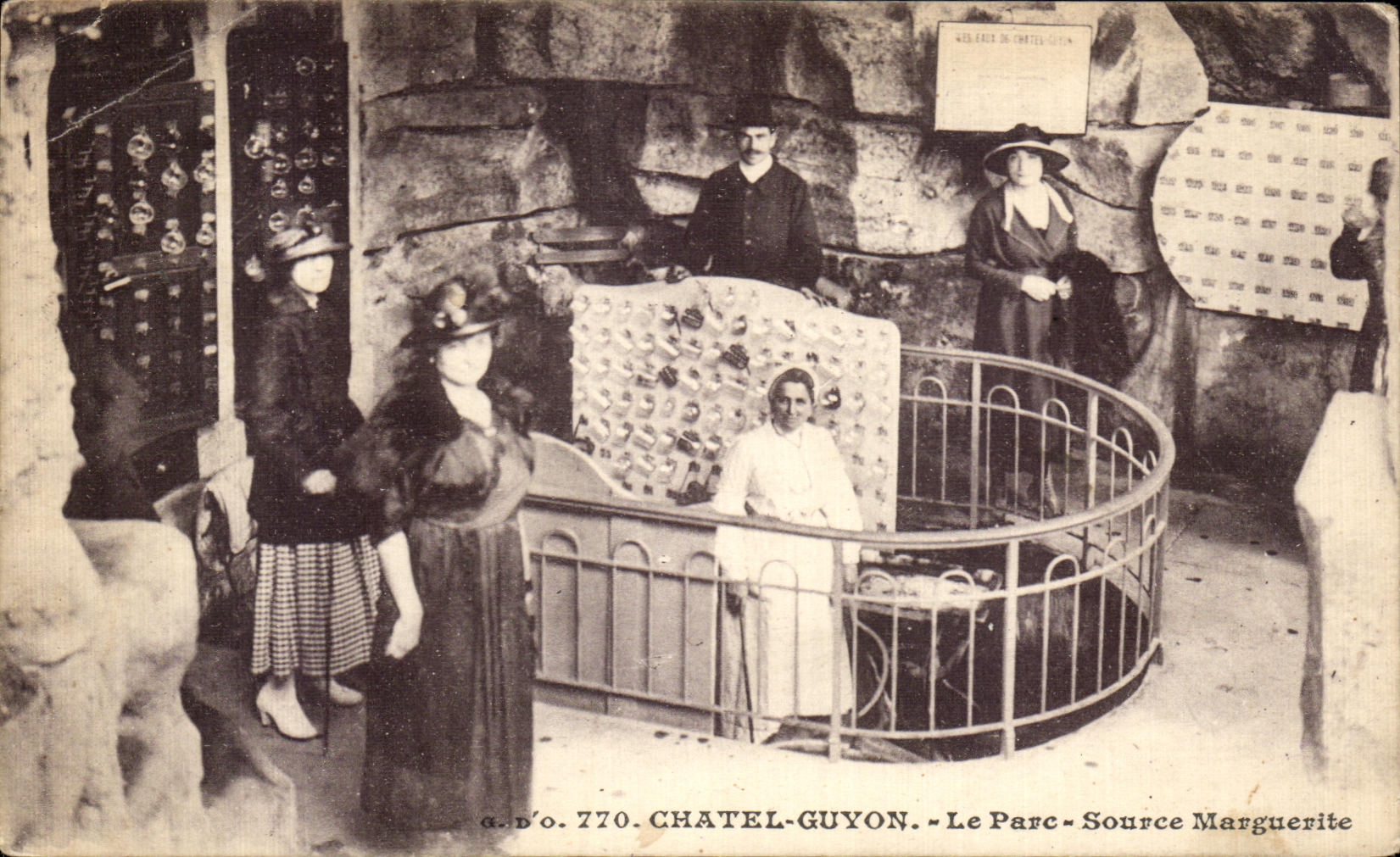 CPA Chatel Guyon la fuente de la margarita del parque