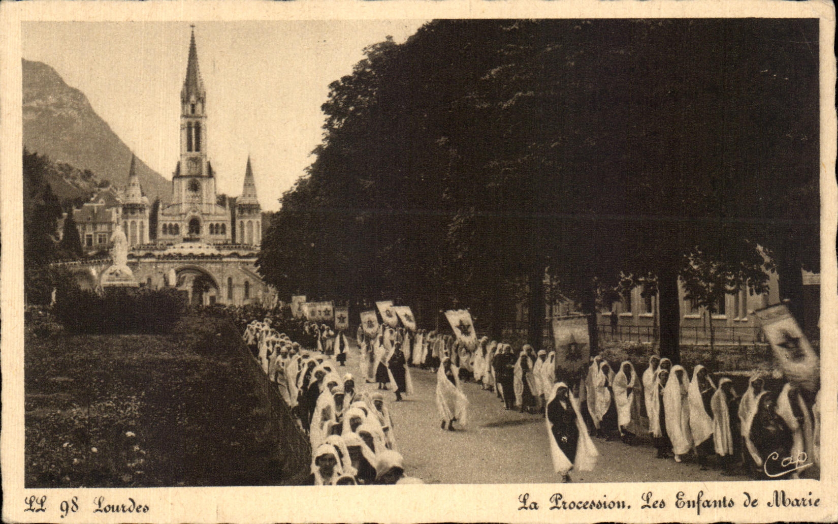 CPA Lourdes La Procession Les Enfants de Marie