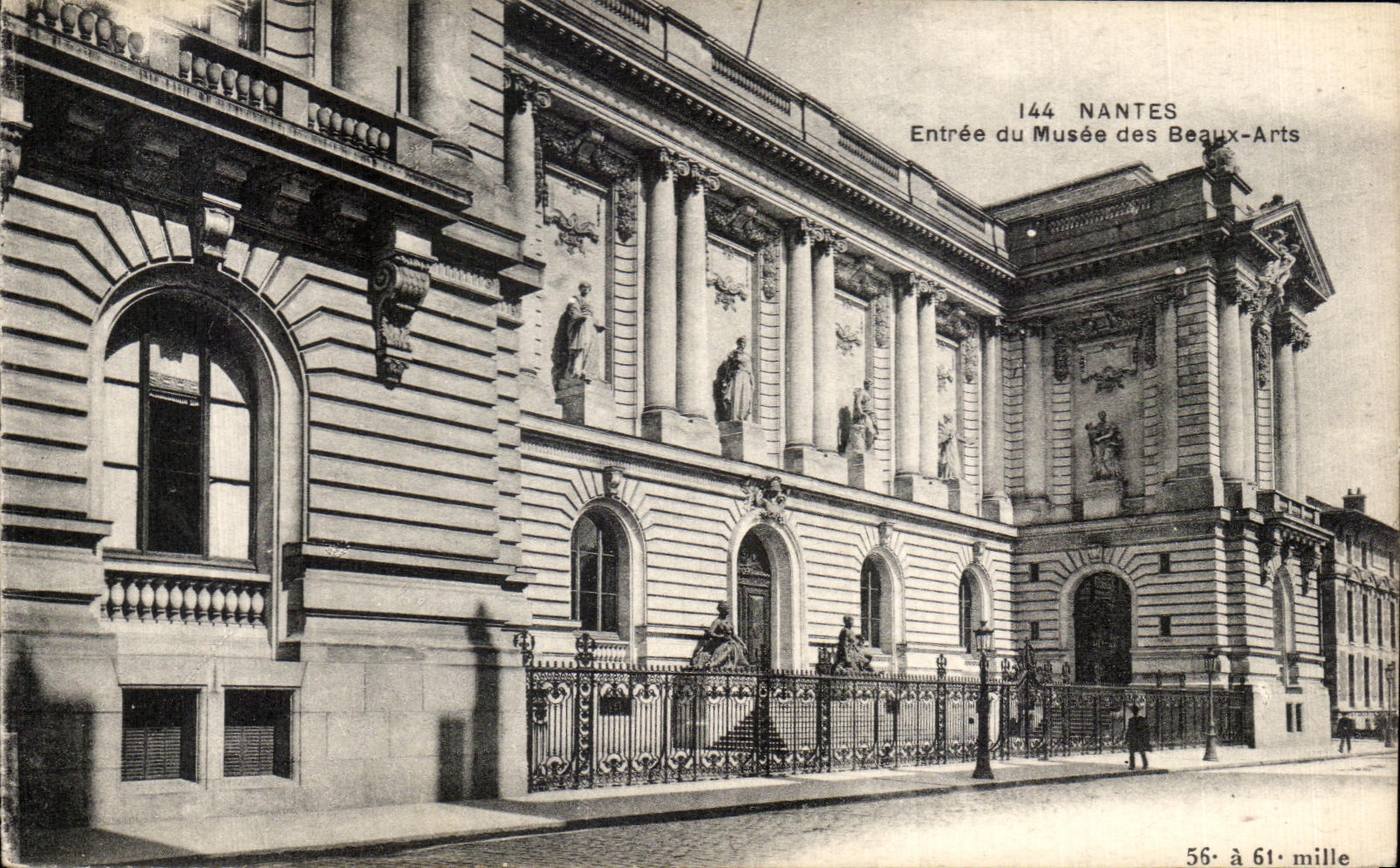 CPA Nantes Entrance of the Museum of Beautiful Arts