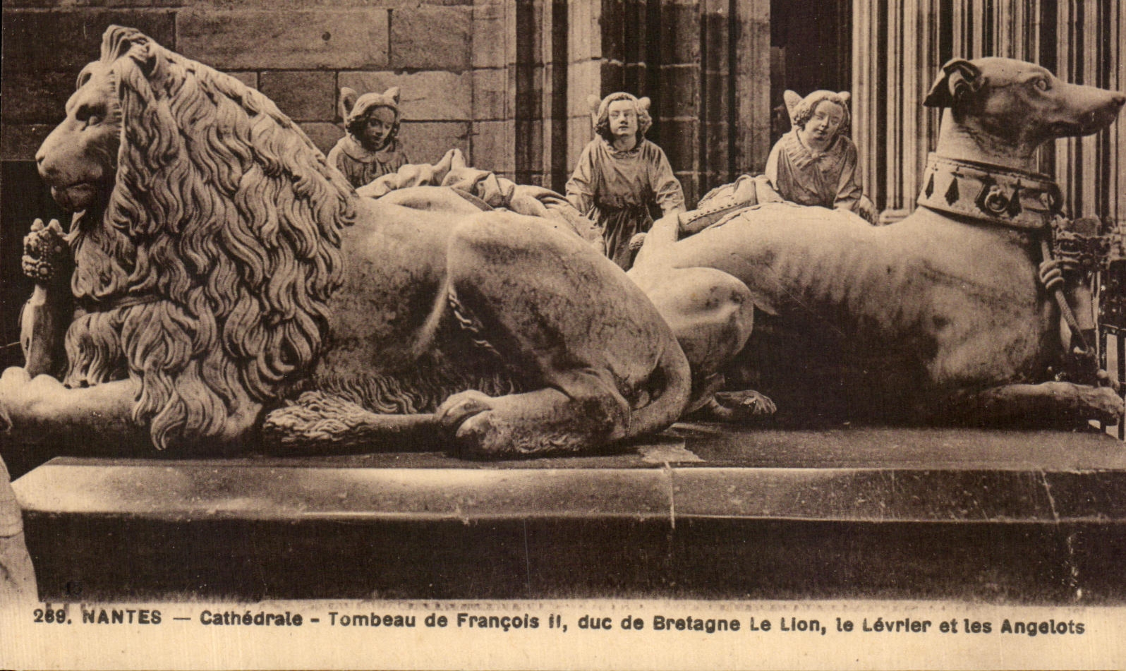 CPA Nantes Cathedral Tomb of Francois duke of Brittany the Lion Dog Dog
