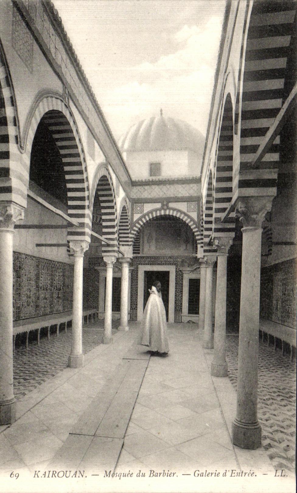 CPA Tunisie Kairouan Mosquee du Barbier Galerie d Entree