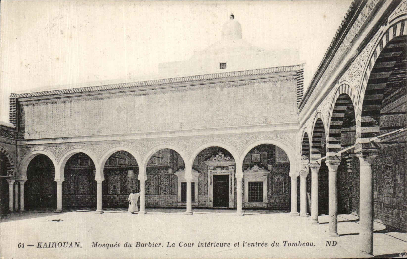 CPA Tunisie Kairouan Mosquee du Barbier La Cour interieure et I entree du Tombeau