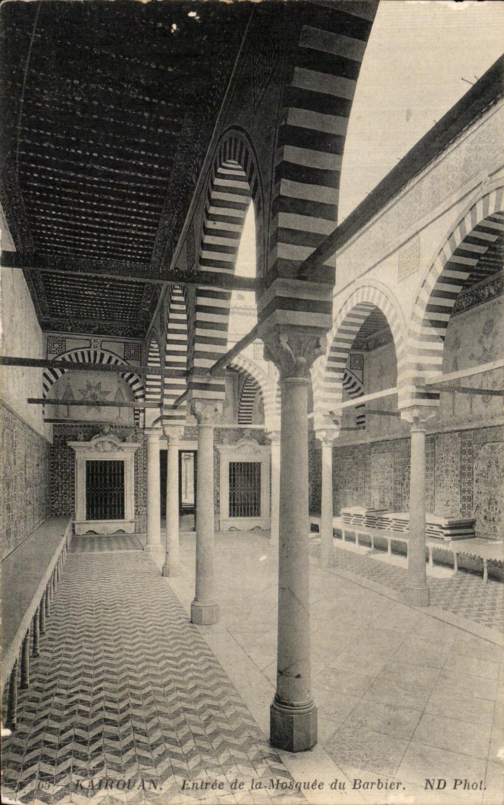 CPA Tunisie Kairouan Entree de la Mosquee du Barbier
