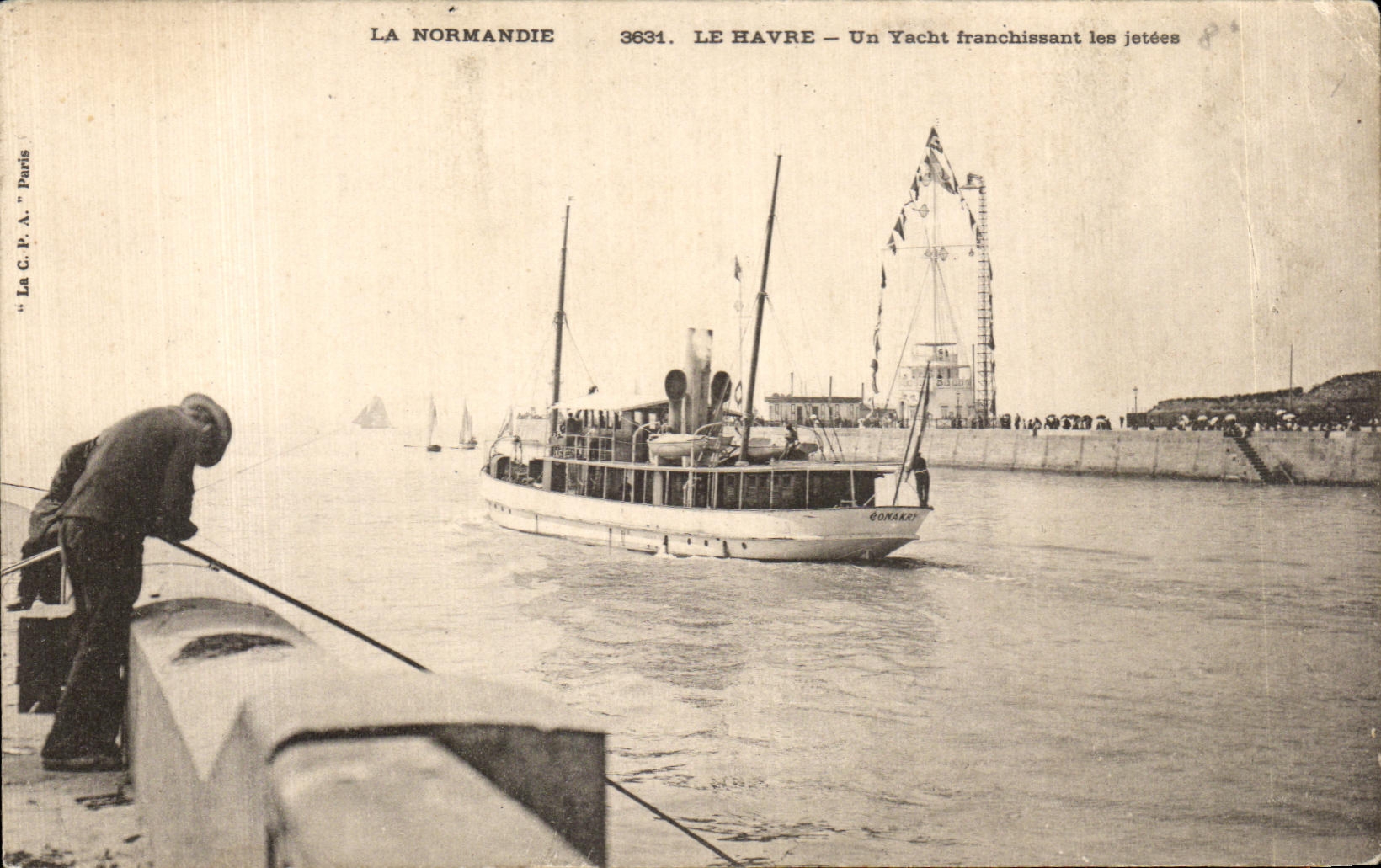 CPA La Normandie Le Havre Un Yacht franchissant les jetees Bateau