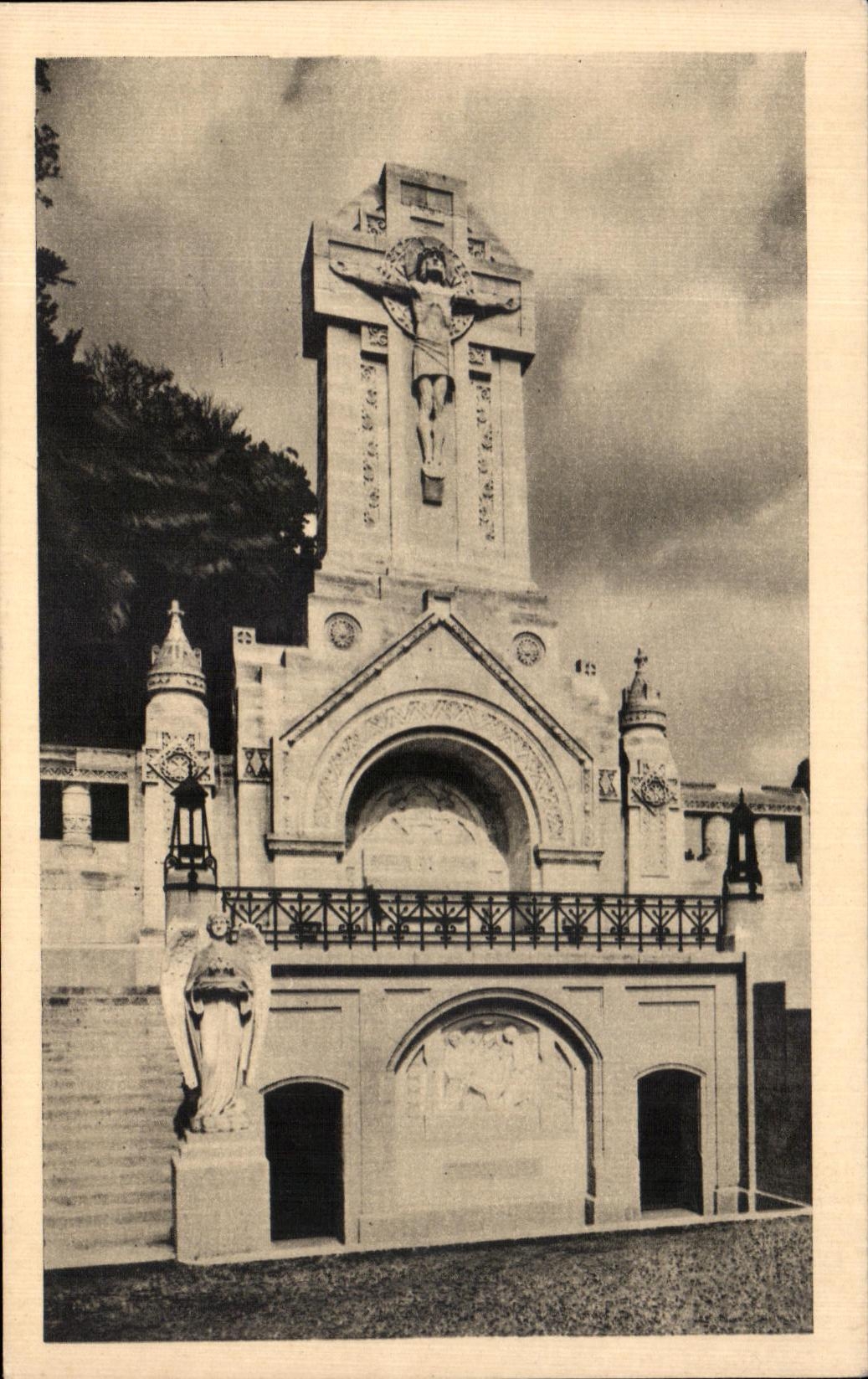 CPA La Basilique De Lisieux Le Chemin de Croix exterieur le calvaire monumental