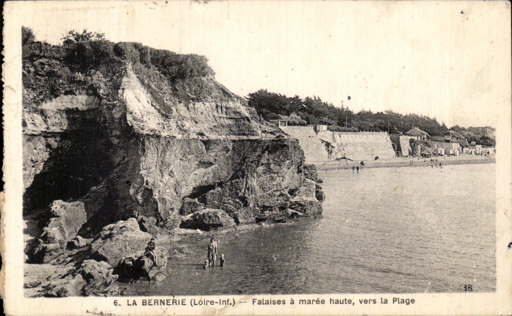 CPA Bernerie (the Loire Inf) Cliffs has high tide towards the beach