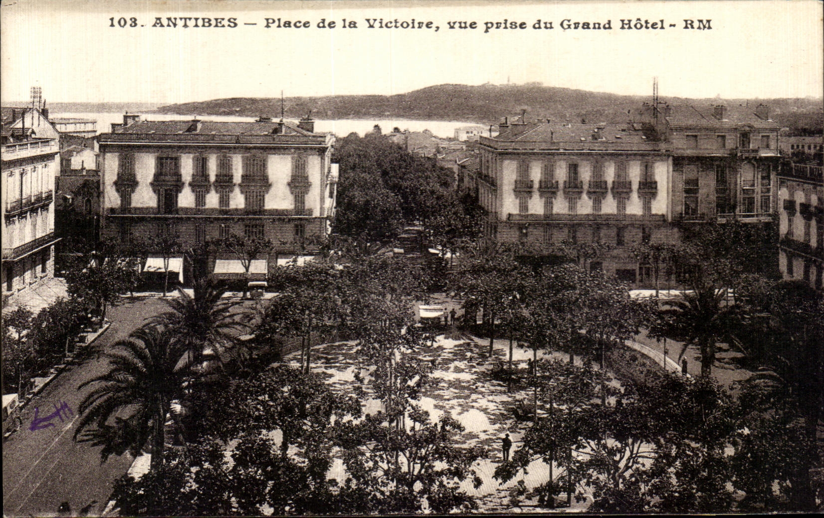 CPA Antibes Place de la Victoire vue prise du Grand Hotel