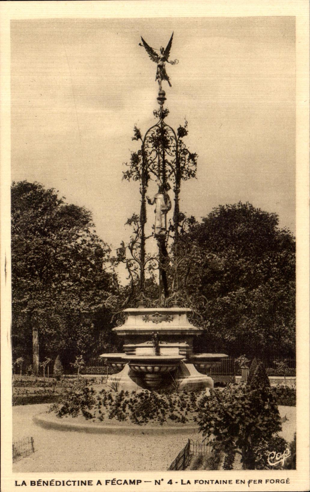 CPA La Benedictine A Fecamp La Fontaine En Fer Forge