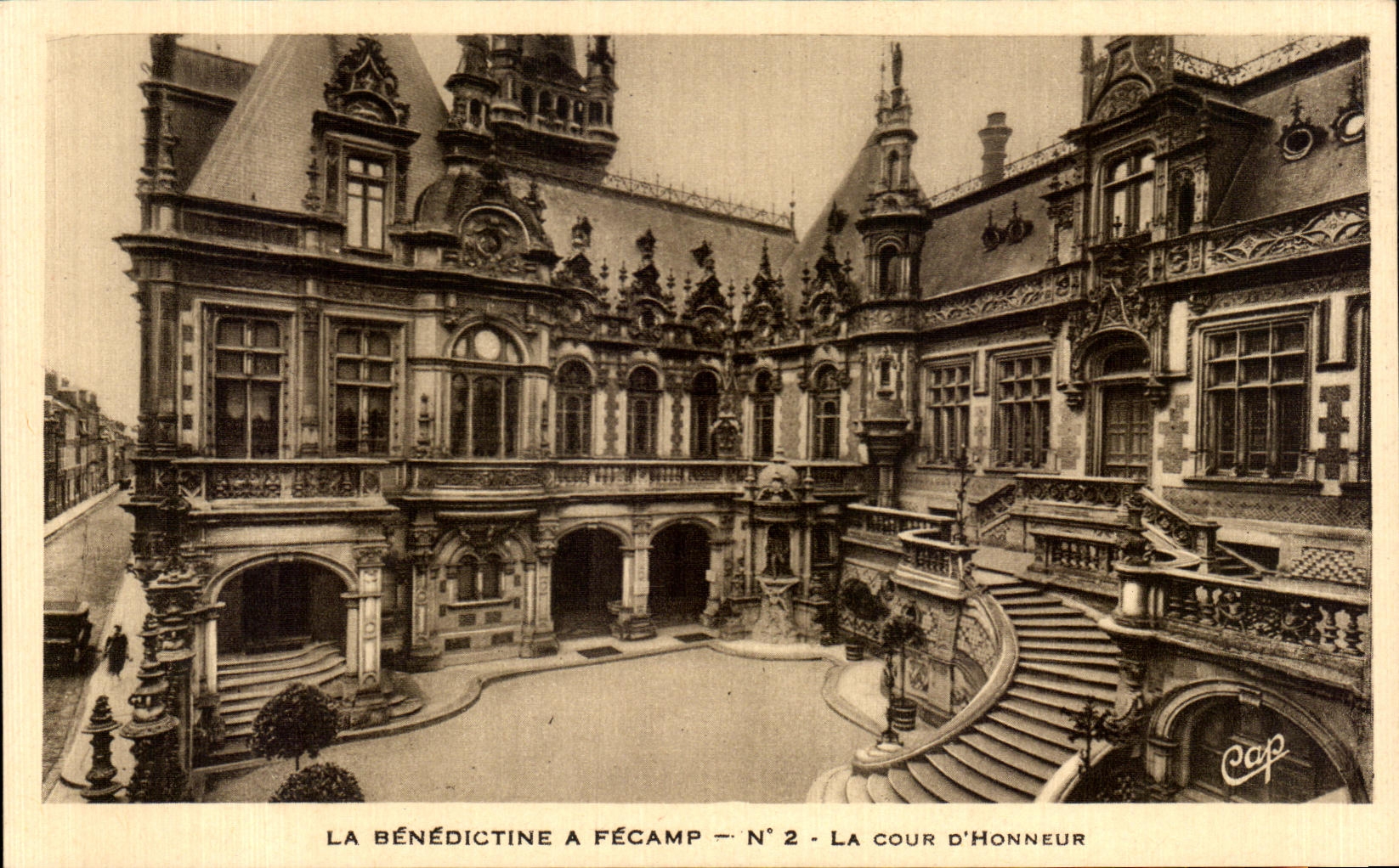 CPA La Benedictine A Fecamp La Cour 