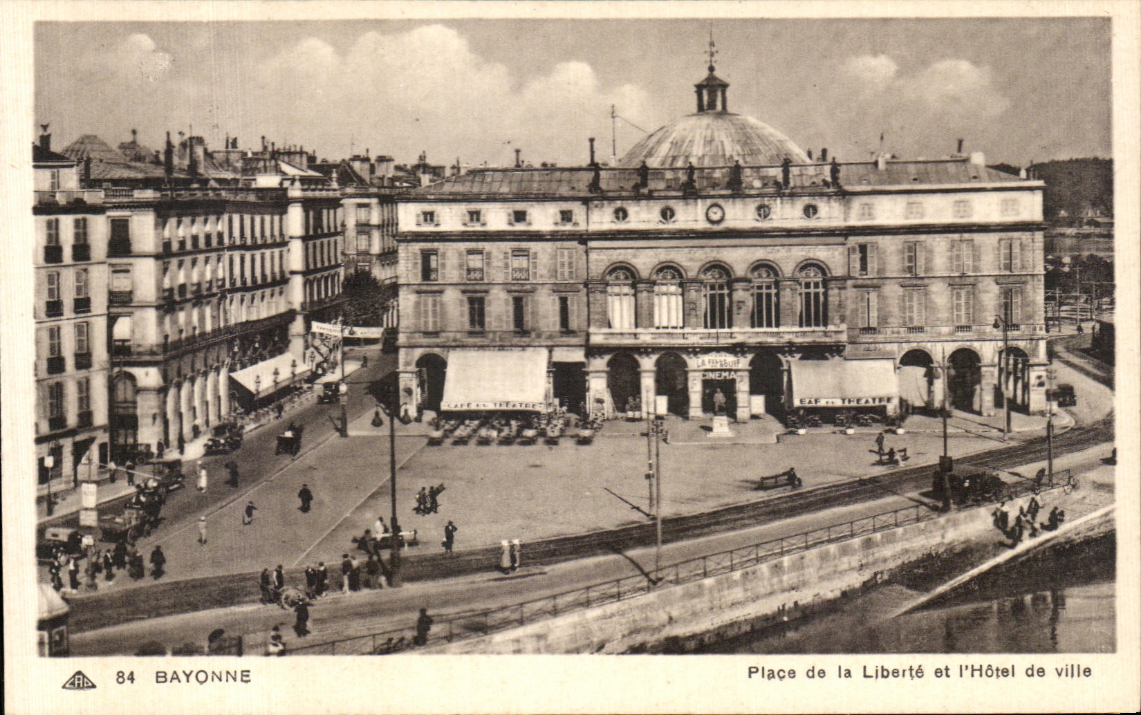 CPA Bayonne Place de la Liberte et L Hotel de Ville