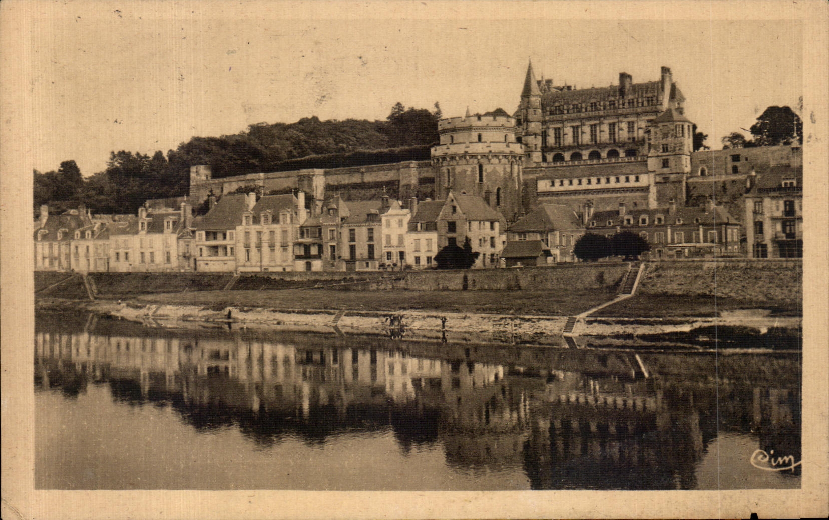 CPA Amboise Les bords de la Loire et le Chateau