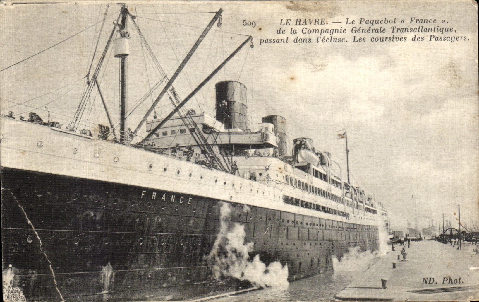 CPA Le Havre Le Paquebot France de la Compagnie Generale Transatlantique passant dans l ecluse Les Coursives des Passage