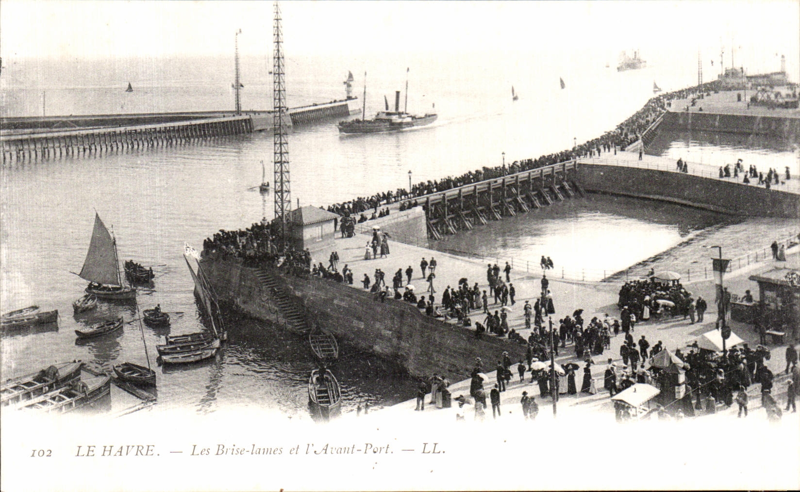 CPA Le Havre Les Brise lames et l avant Port Bateaux