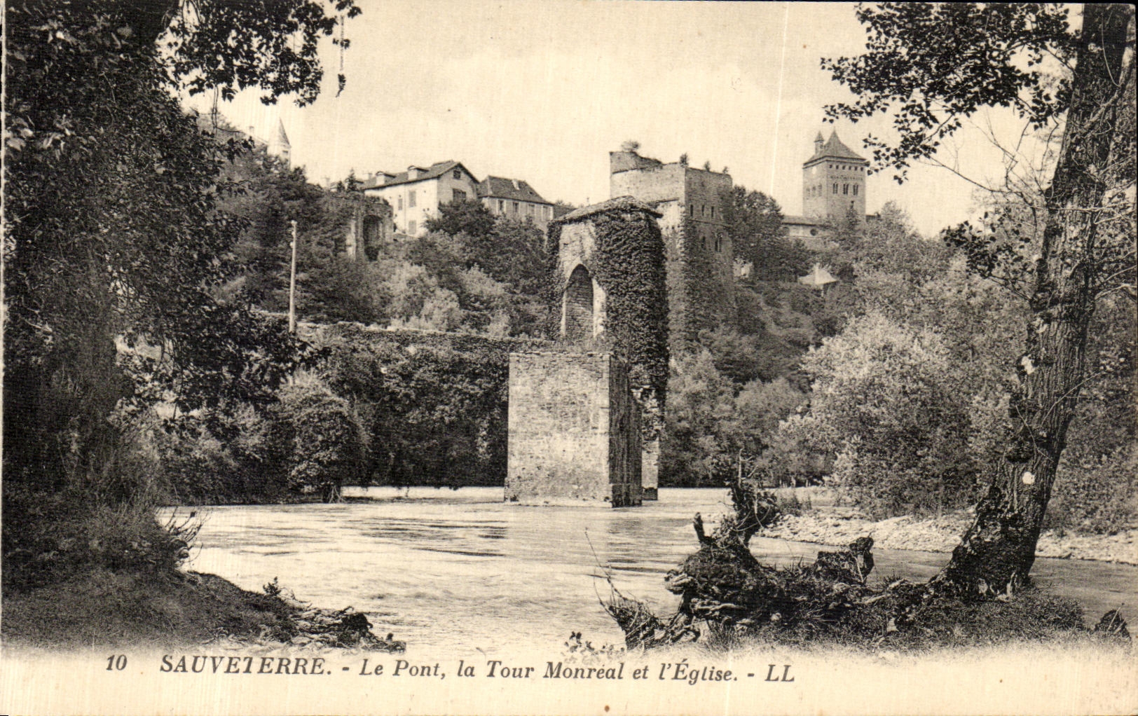 CPA Sauveterre Le Pont la Tour Monreal et l Eglise