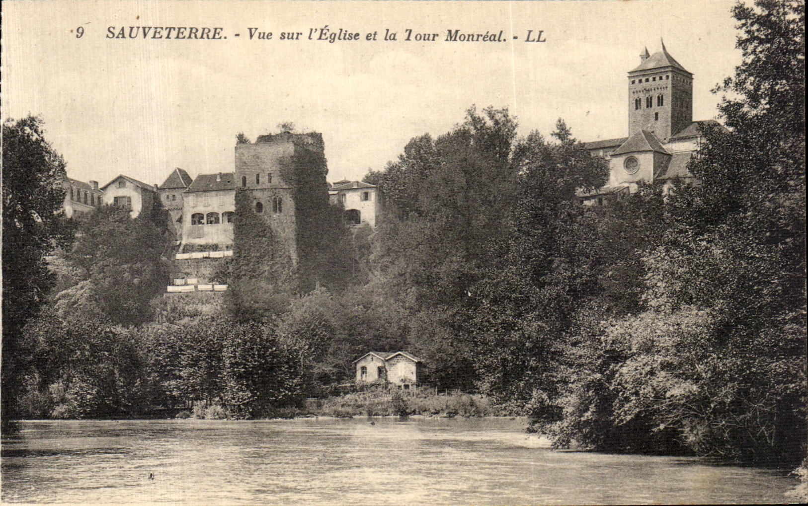 CPA Sauveterre Vue sur l Eglise et la Tour Monreal