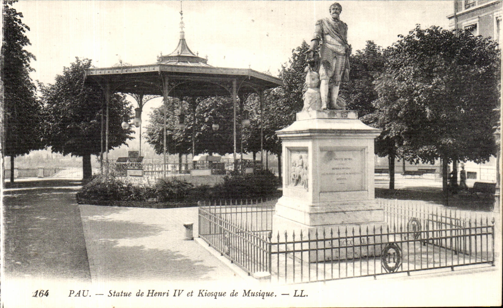 CPA Pau Statue of Henri IV and Kiosk of Music