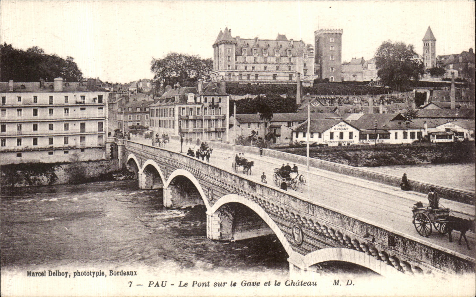 CPA Pau the Bridge on Gave and the Castle