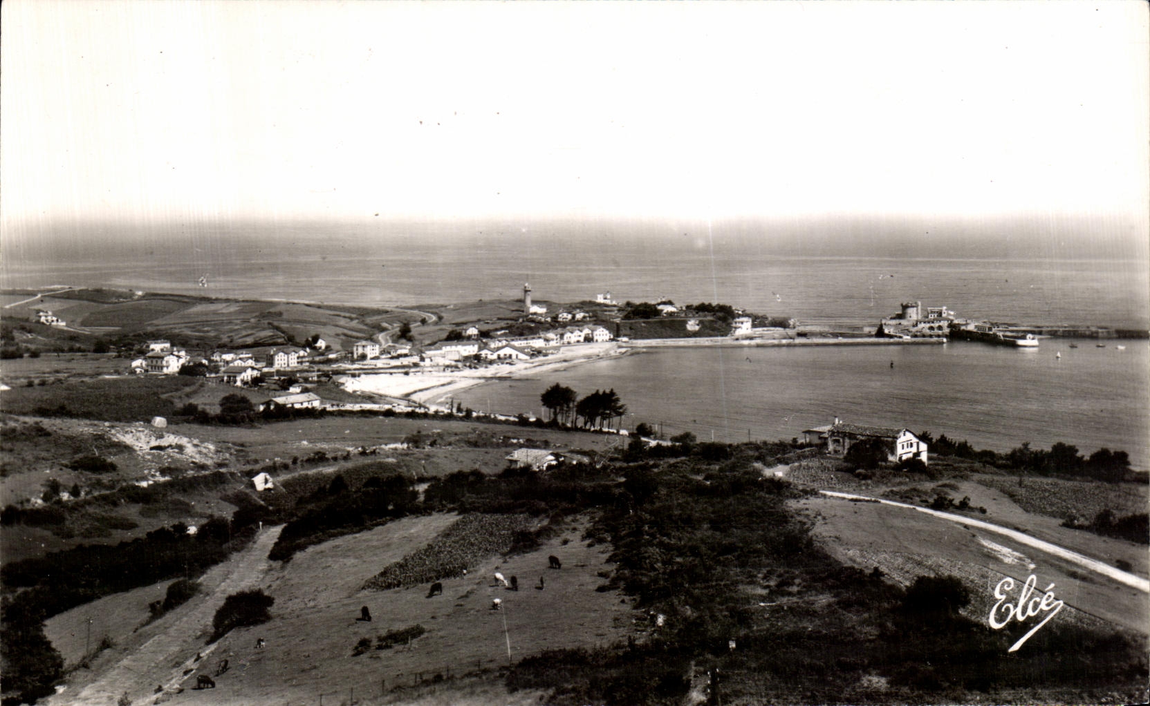 CPA St Jean de Luz (Basses Pyr) La Baie et le Port du Socoa