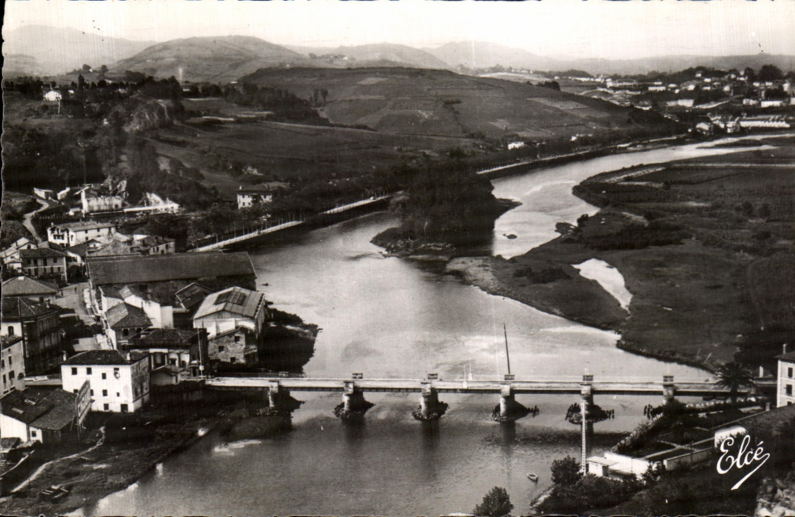 CPA Behobie the International Bridge and Bidassoa on the left Spain at the Irun Bottom