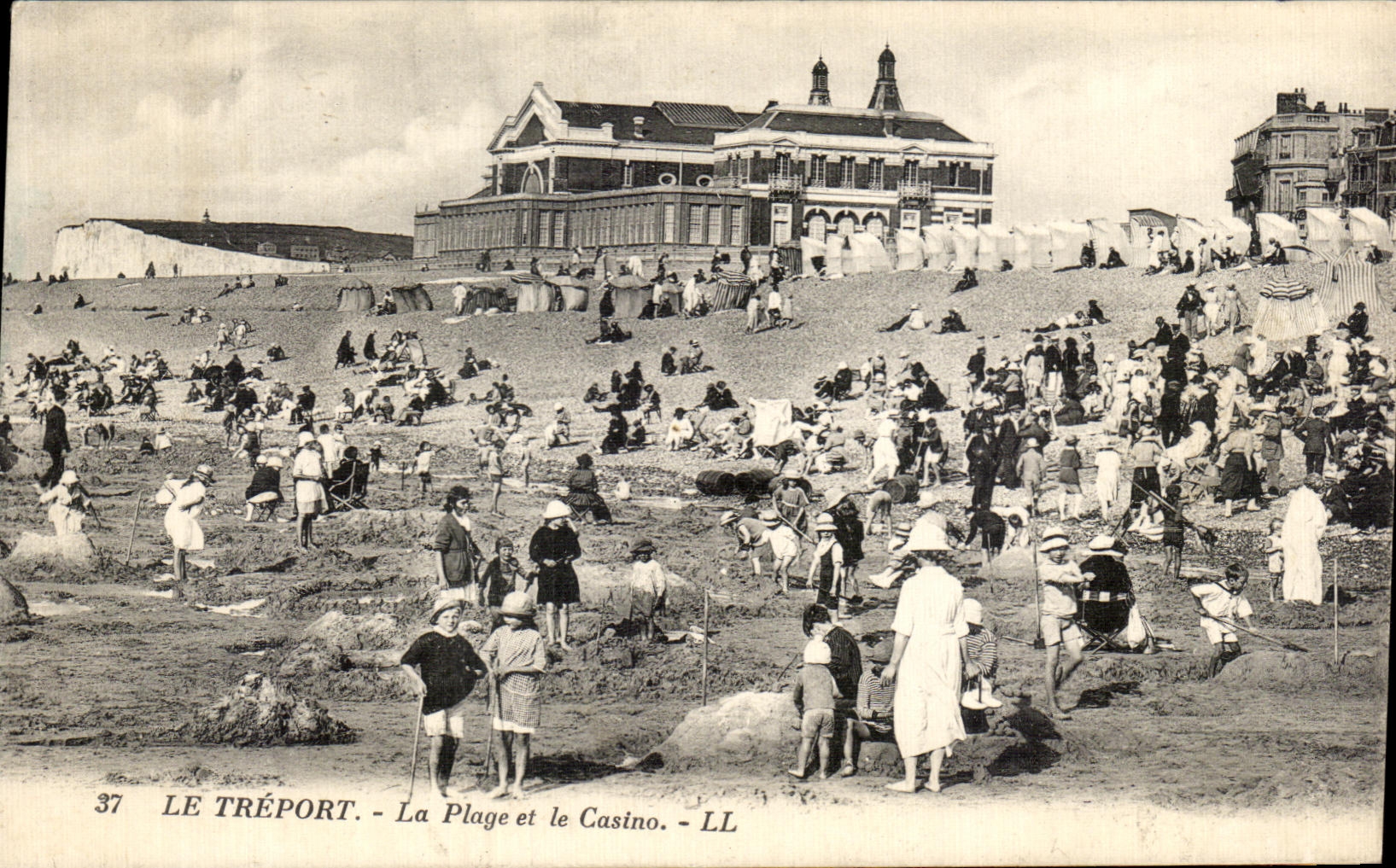 CPA Treport the Beach and the Casino Children