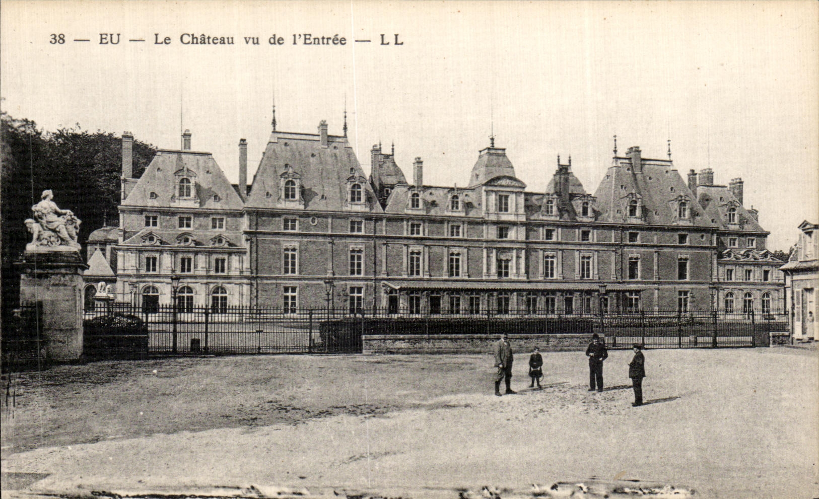 CPA Eu Le Chateau vu de I Entree