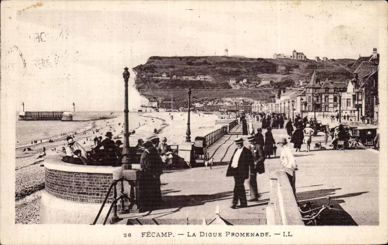 CPA Fecamp La Digue Promenade