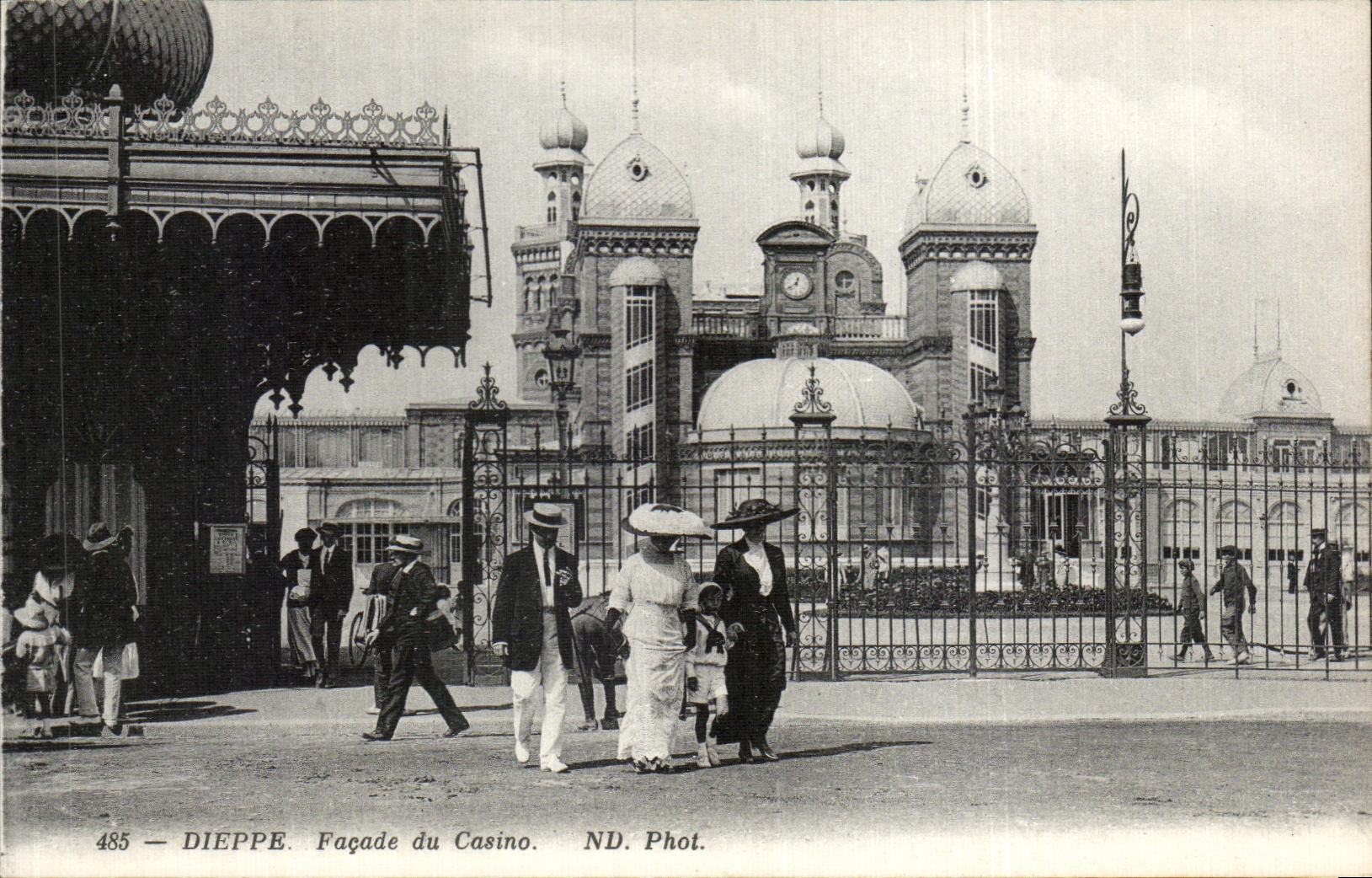 Ataque frontal de CPA Dieppe de las mujeres elegantes del casino