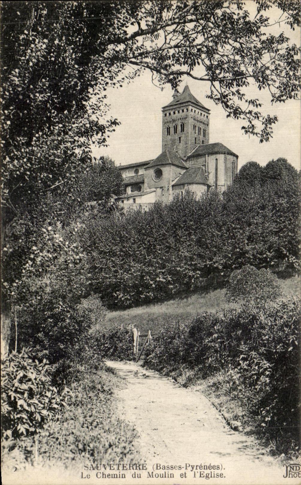 CPA Sauveterre Le Chemin du Moulin et I Eglise