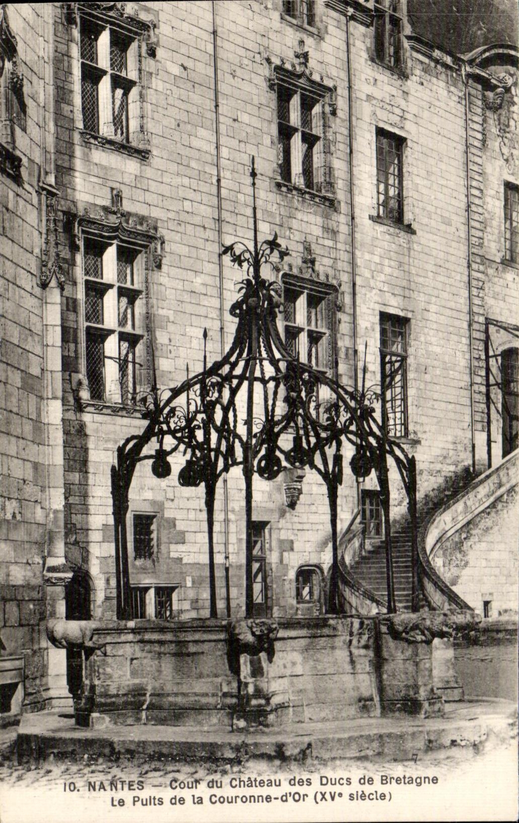 CPA Nantes Court of Castle of the Dukes of Brittany Pults of the Crown