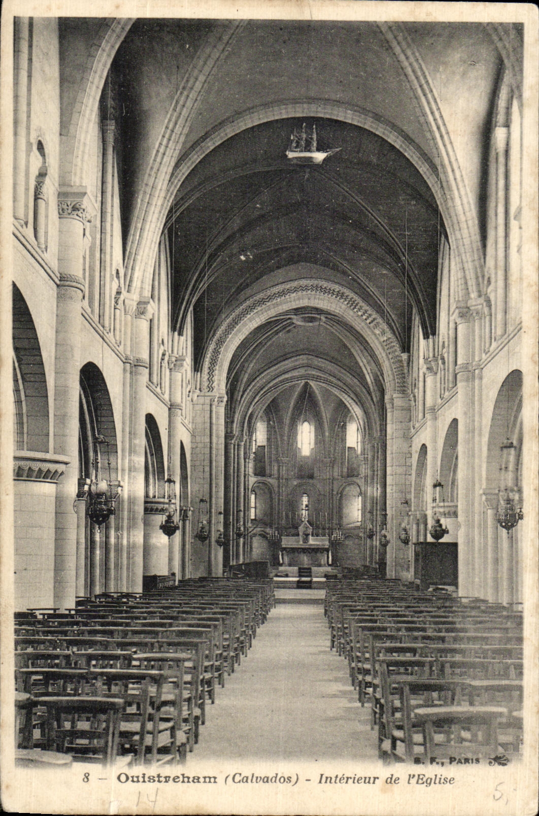 CPA Ouistreham Interieur de I Eglise