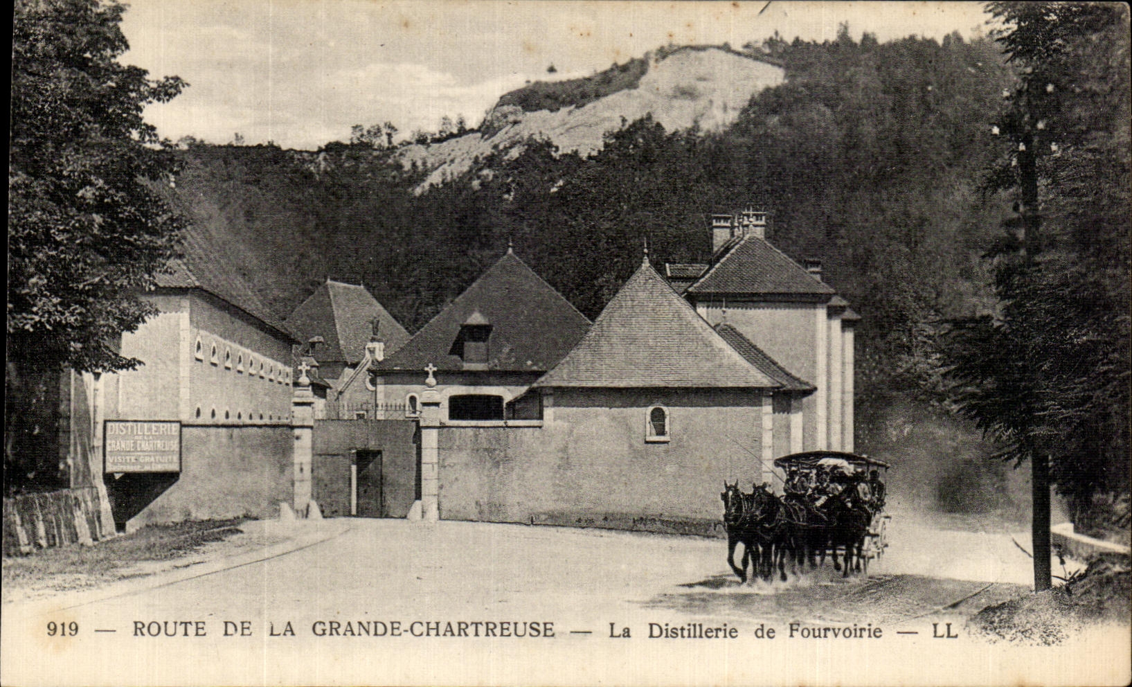 CPA Road of Large Chartreuse the Distilling of Fourvoirie Barouche Horse Horse