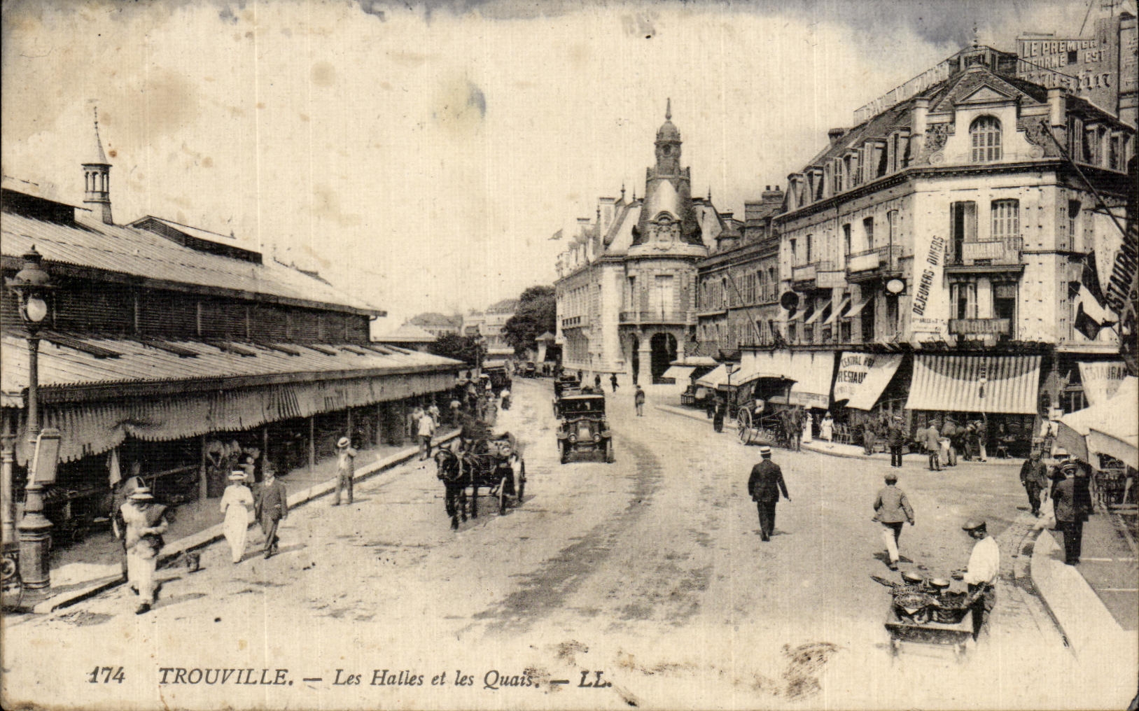 CPA Trouville Les Halles et les Quais