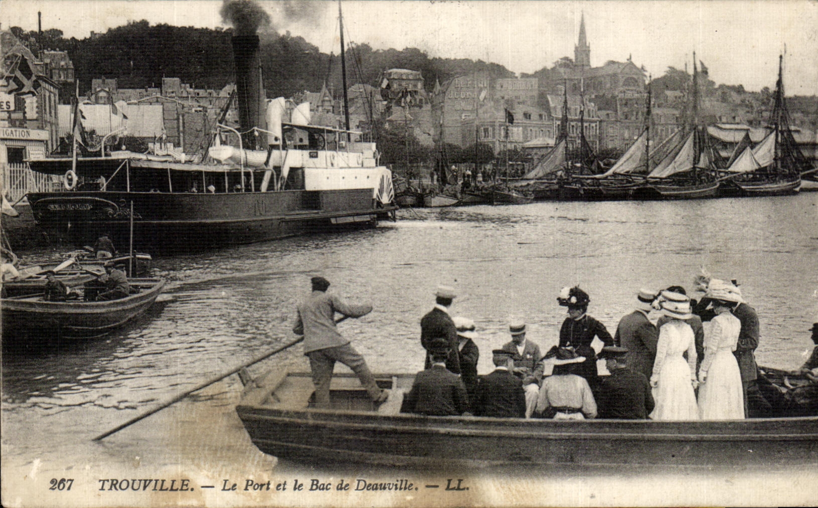 CPA Trouville Le Port et le Bac de Deauville Bateau
