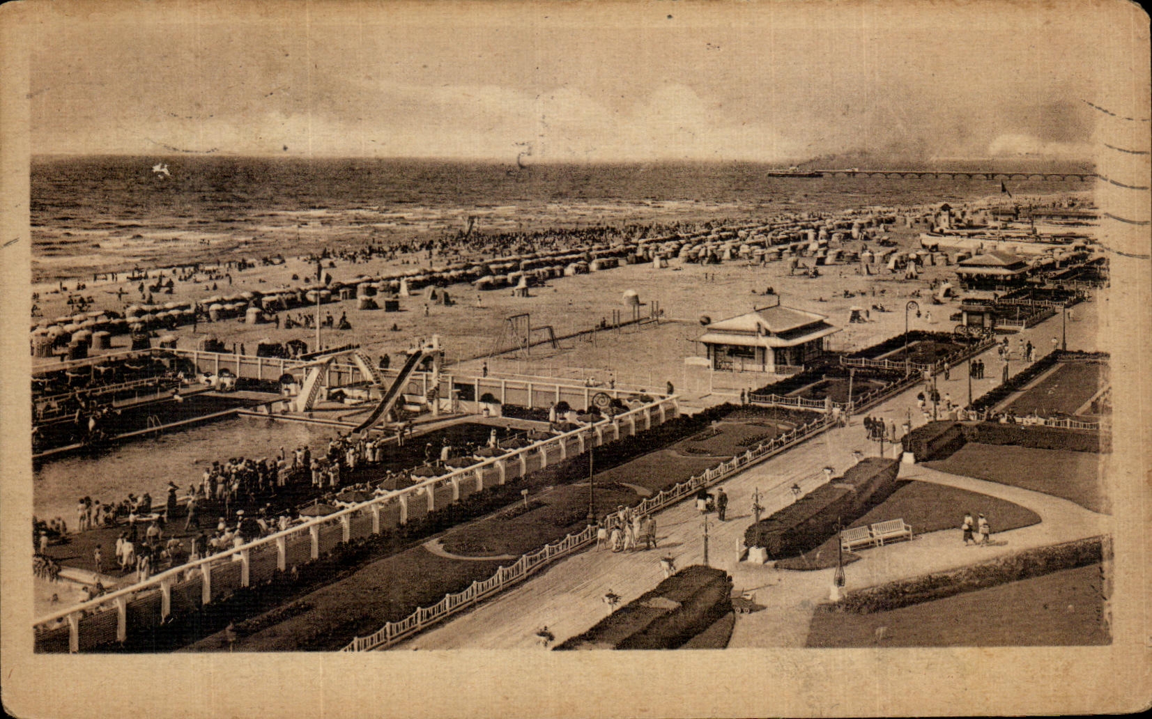 CPA Trouville la Reine des Plages Vue Generale la Plage et la Piseine (Brillaud de Laujardiere et Puthomme arch)