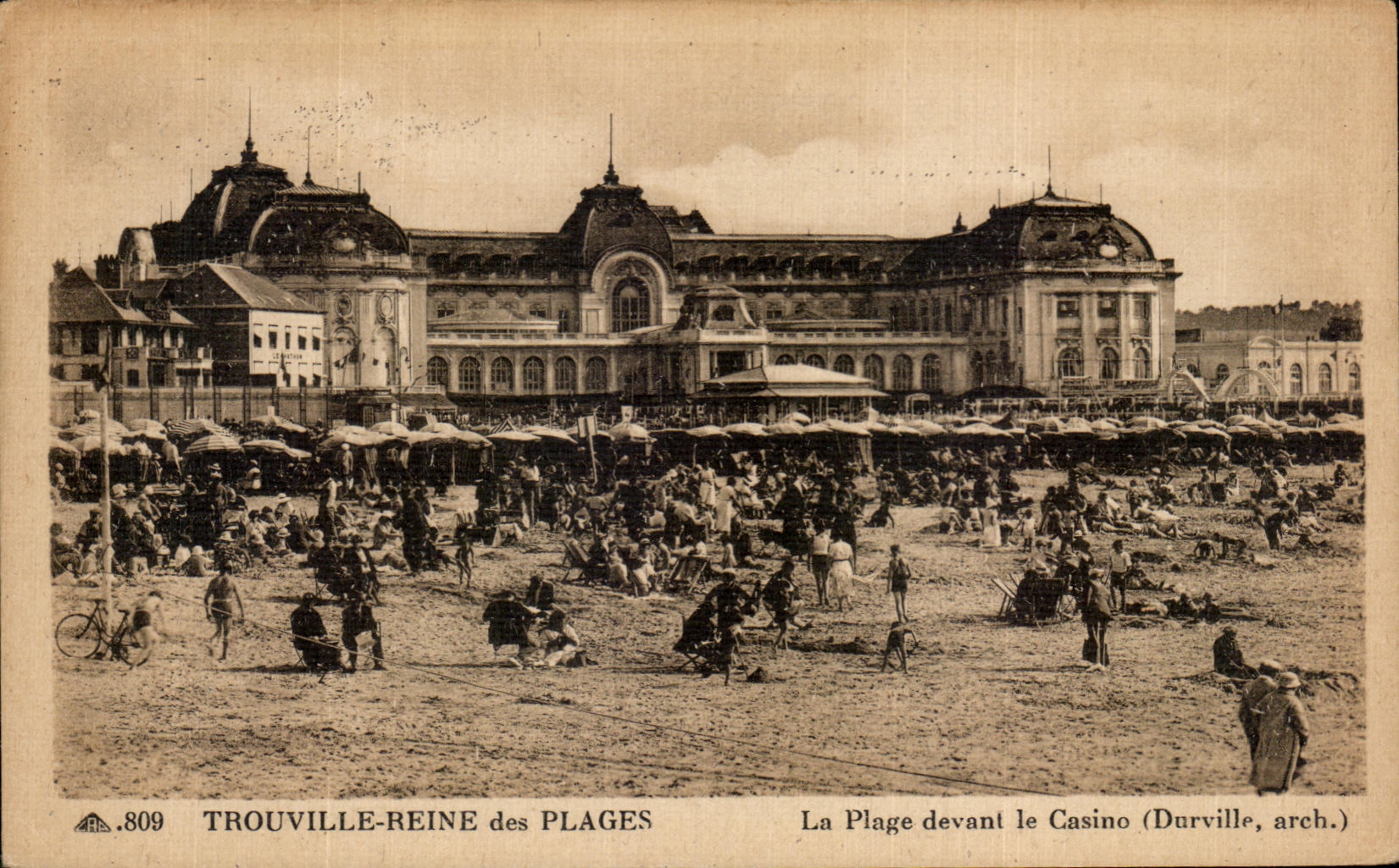 CPA Trouville Reine des Plages La Plage devant le Casino