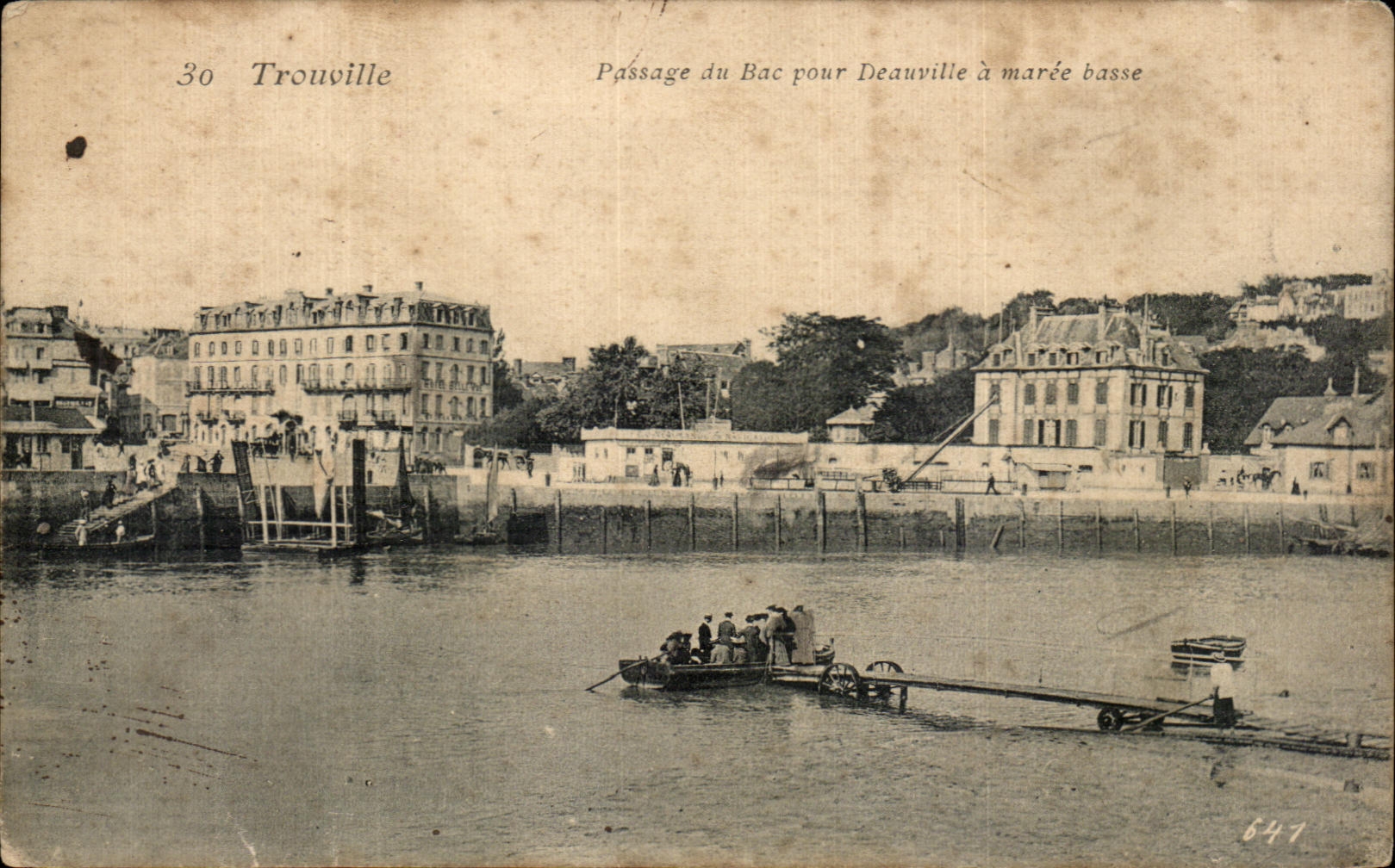 CPA Trouville Passage du Bac pour Deauville a maree basse