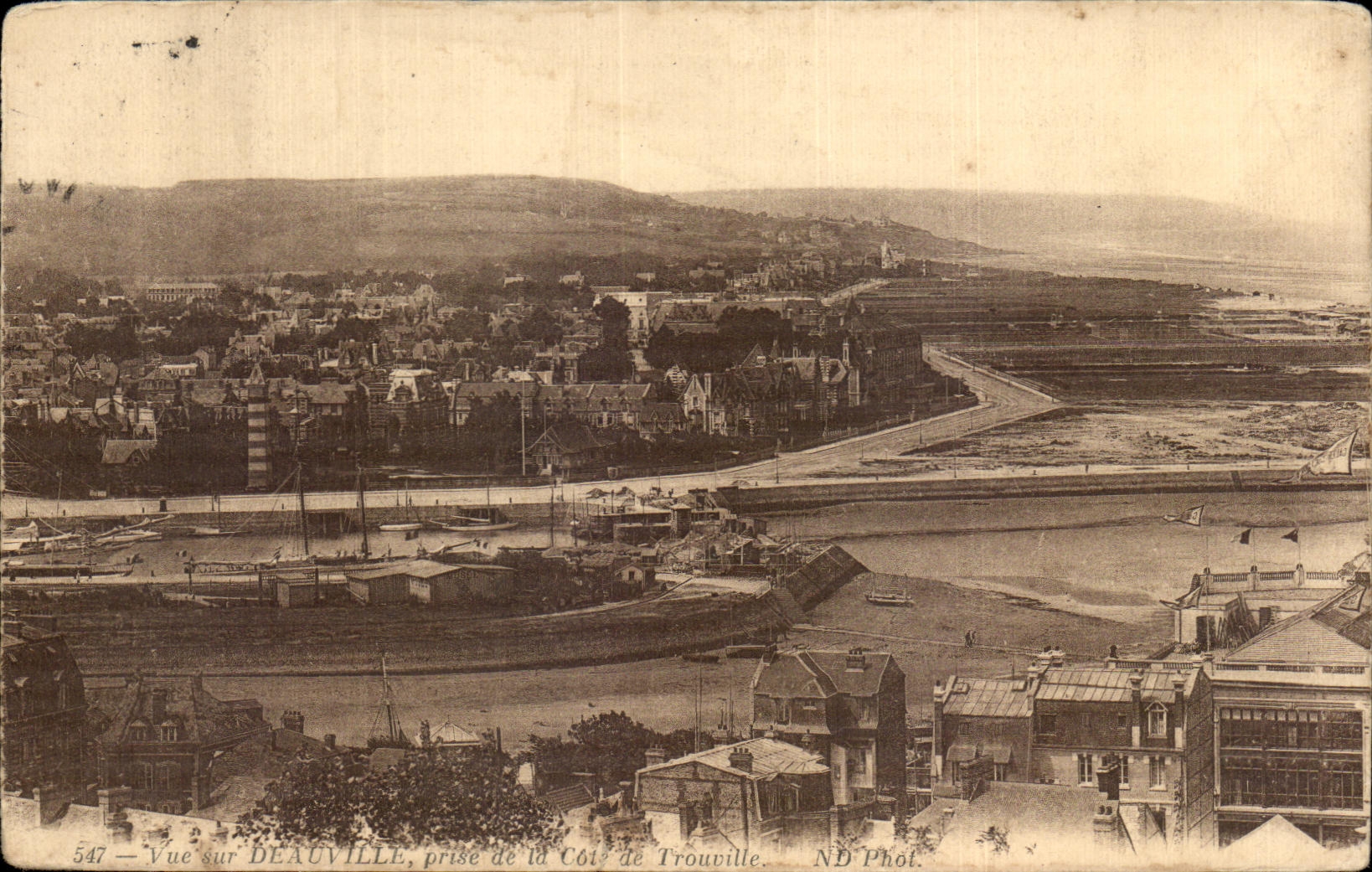 CPA Vue sur Deauville prise de la de Trouville