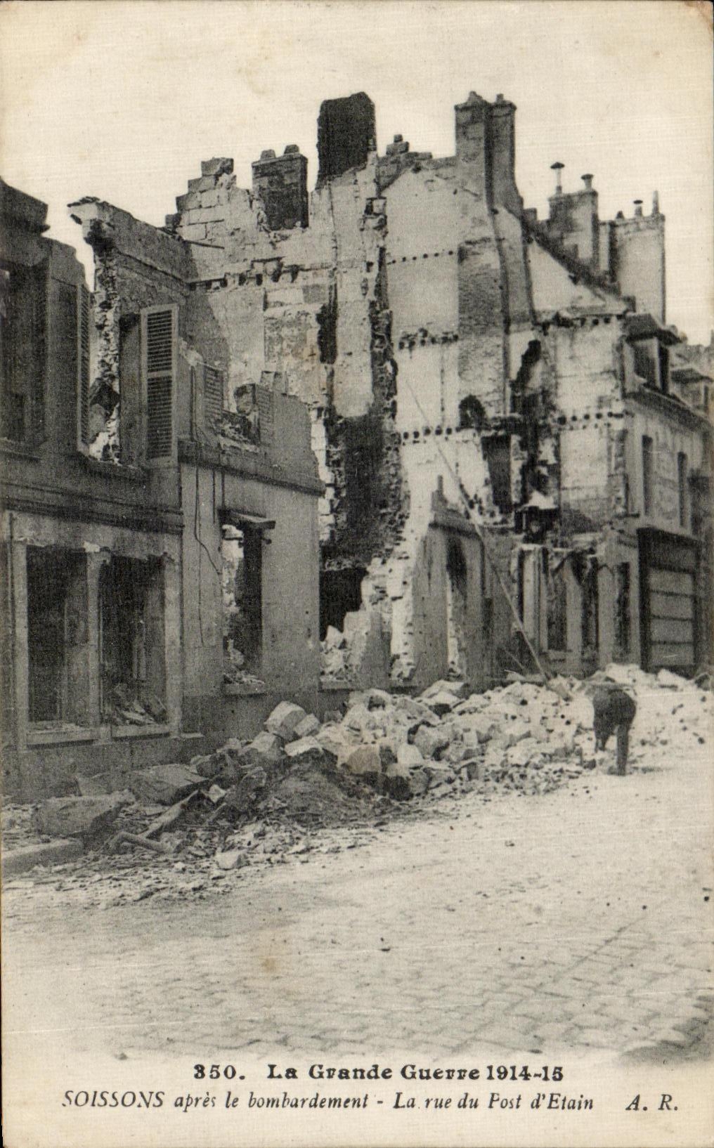 CPA La Grande Guerre Soissons apres le bombardement La rue du Fost d etain
